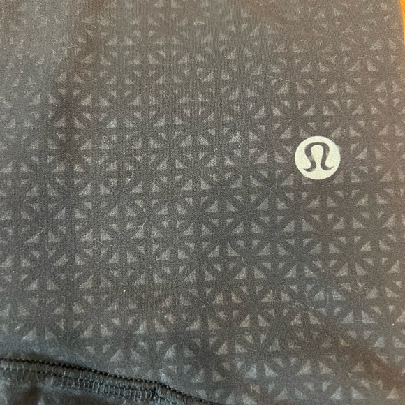 Lululemon align high-rise pant 28” - sz 6 - lattice work emboss black - Picture 5 of 5